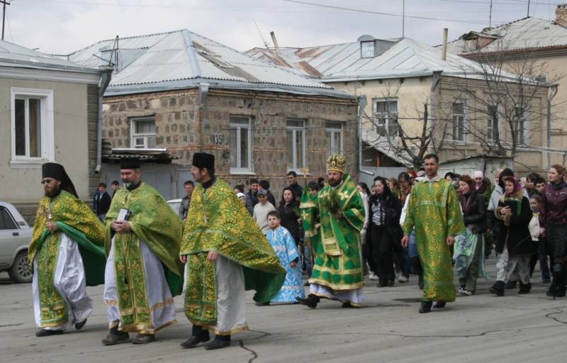 Осетинское духовенство и епископ Георгий (Пухате) в Цхинвале. Большинство жителей Республики Южная Осетия - православные